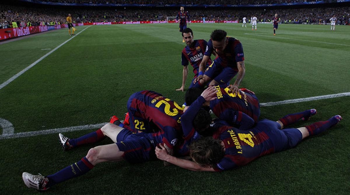 Els jugadors del Barça feliciten Messi, sobre la gespa, després d’un dels seus dos gols davant el Bayern al Camp Nou. Els jugadors del Barça feliciten Messi, sobre la gespa, després d’un dels seus dos gols davant el Bayern al Camp Nou.