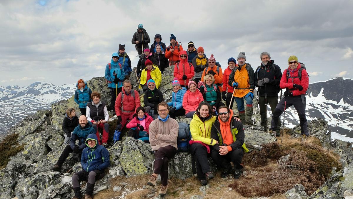 Los miembros del Grupo de Montaña Picu Fariu en la cumbre del pico San Justo.