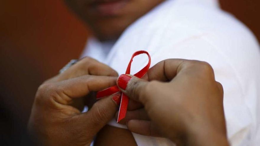 El lazo rojo es el símbolo internacional para la lucha contra el sida y en solidaridad con las víctimas.