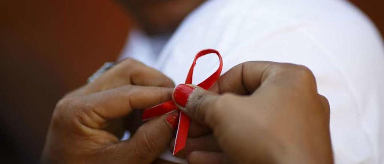 El lazo rojo es el símbolo internacional para la lucha contra el sida y en solidaridad con las víctimas.