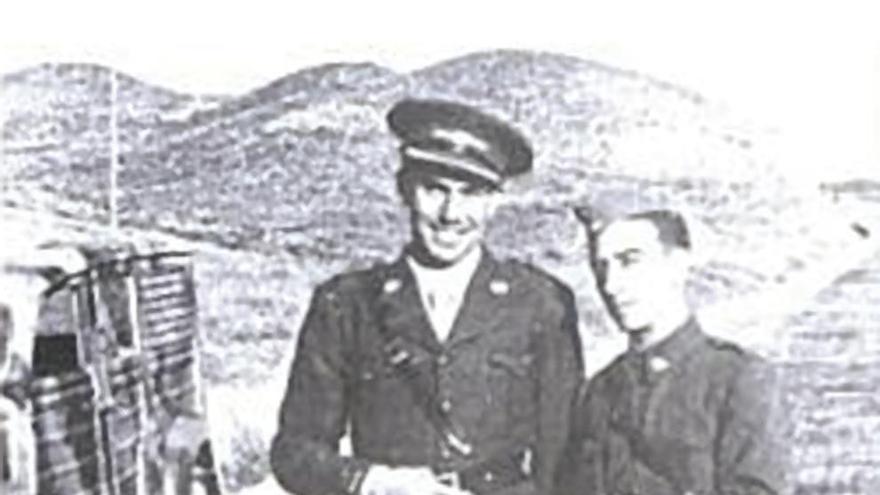 Vicente Goyanes, coa gorra, na guerra.