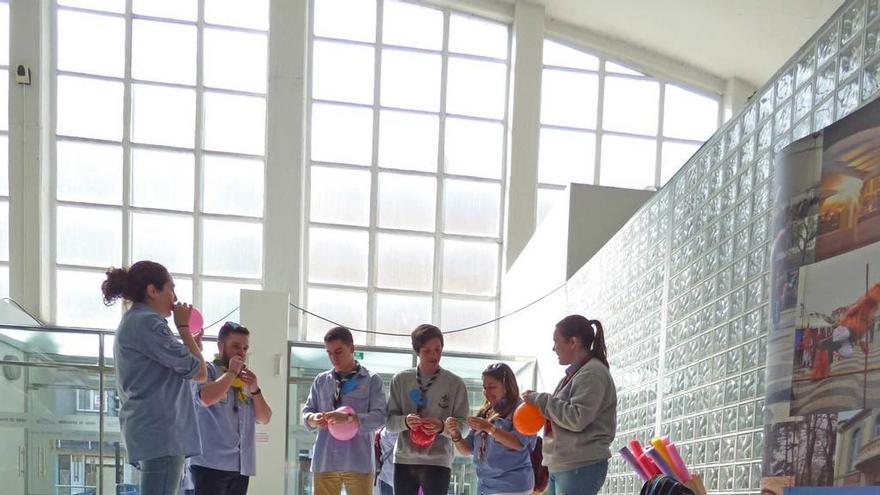 Los monitores Laura García, Rubén González, Rafa Madera, Alejandro Suárez, Nerea Jáñez y Laura García inflando globos.