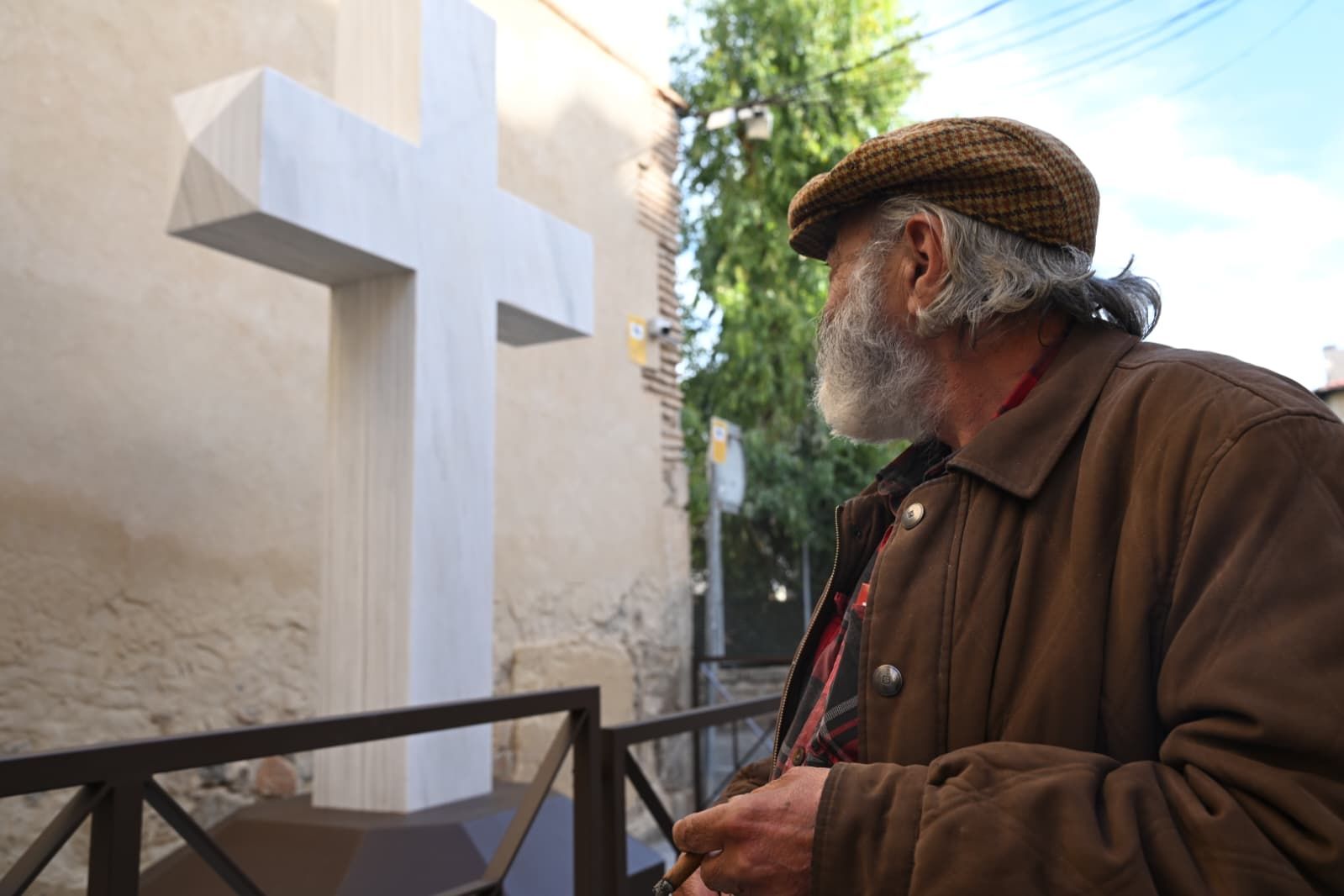 Así ha regresado el munumento de la Cruz de Callosa de Segura en un suelo privado junto a la ermita de Nuestra Señora del Rosario