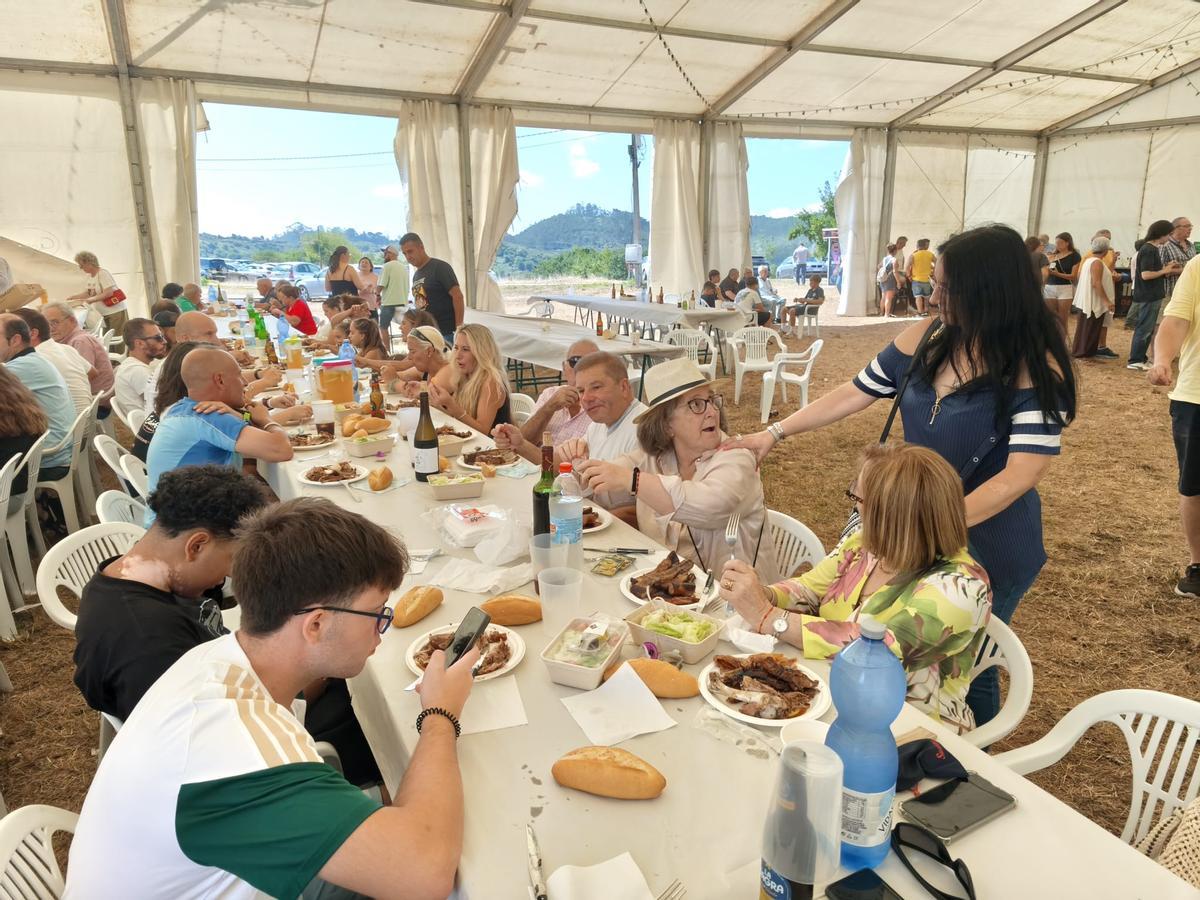 Así fue la V Comilona de las fiestas de Ferroñes, en Llanera