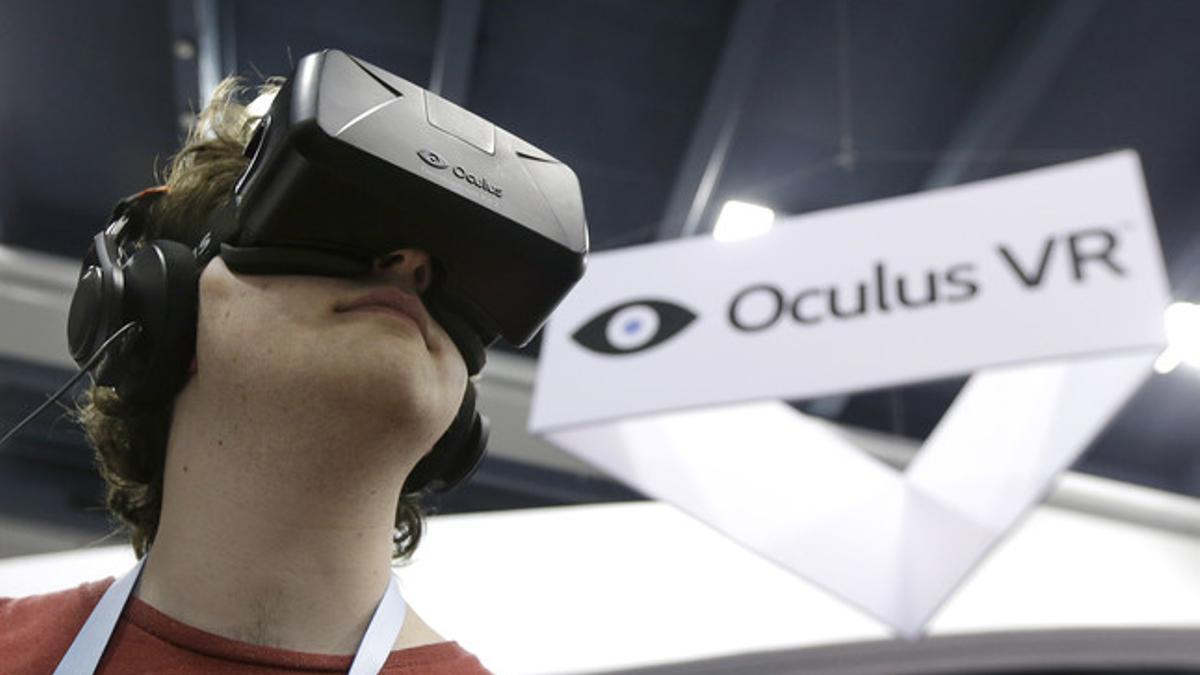 Un joven prueba el casco Oculus Rift, de la firma de realidad virtual Oculus VR, en la conferencia de desarrolladores de juegos de San Francisco, el pasado 19 de marzo.