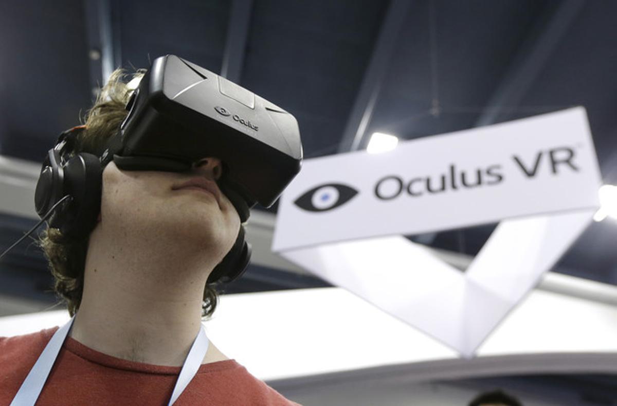 Un jove prova el casc Oculus Rift, de la firma de realitat virtual Oculus VR, a la conferència de desenvolupadors de jocs de San Francisco, el 19 de març.