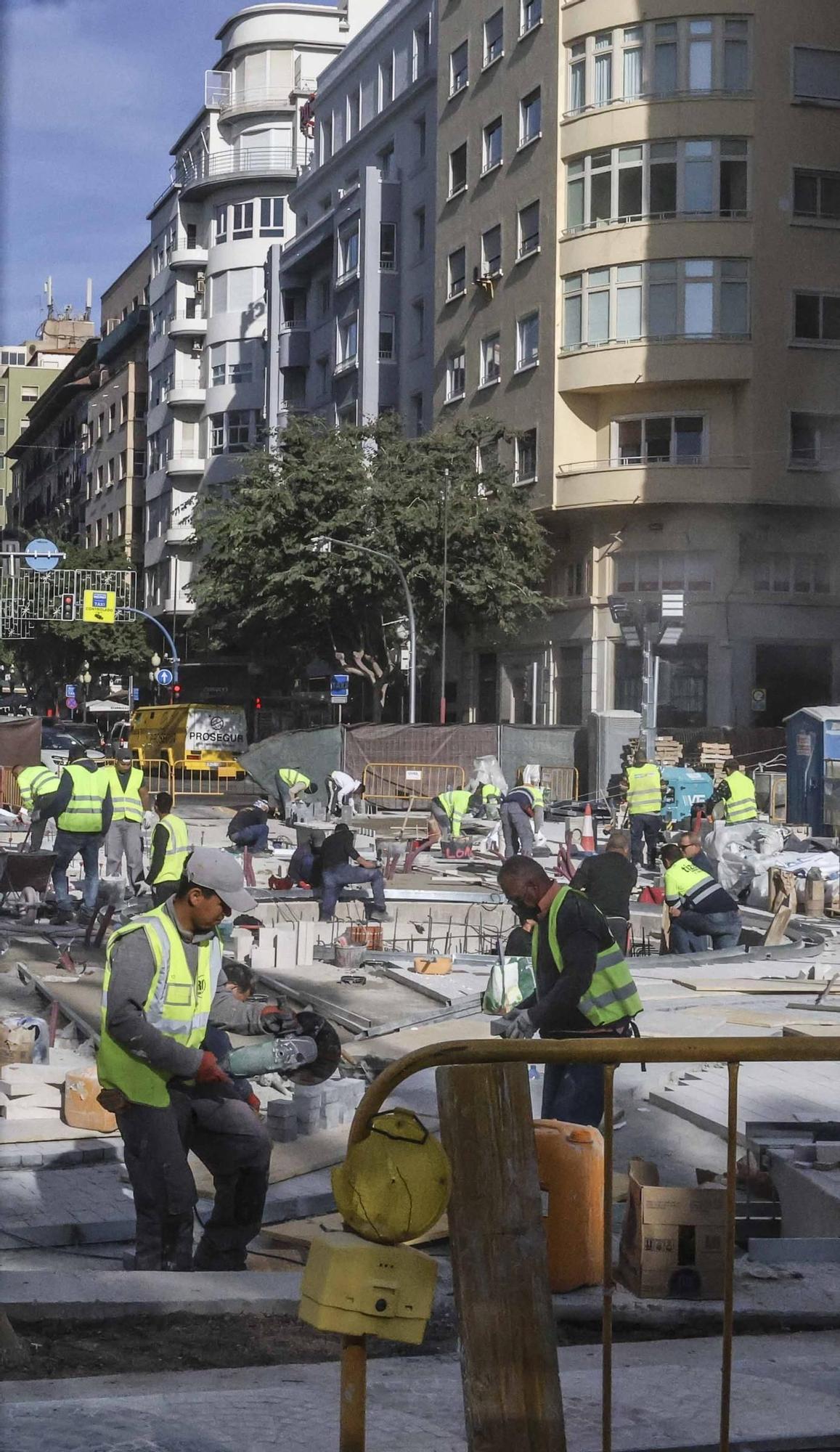 Operarios trabajando de día y de noche en el fondo de saco de la Explanada