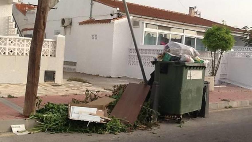 Aspecto de falta de limpieza y acumulación de residuos que presentan distintas zonas de Torrevieja en los últimos días.