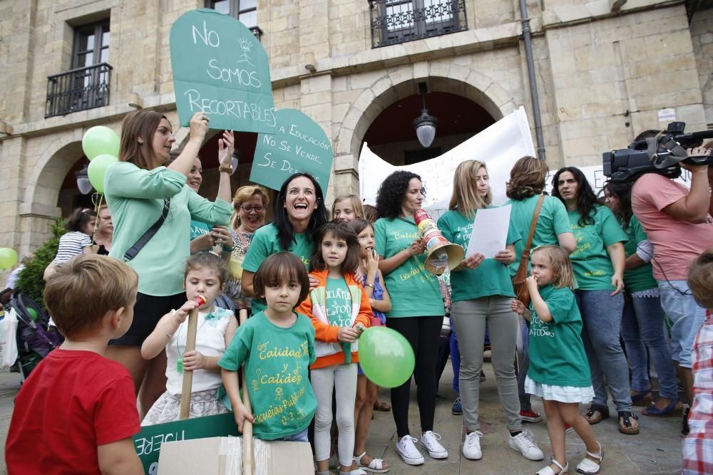 Concentración contra los recortes en las escualas infantiles de Asturias