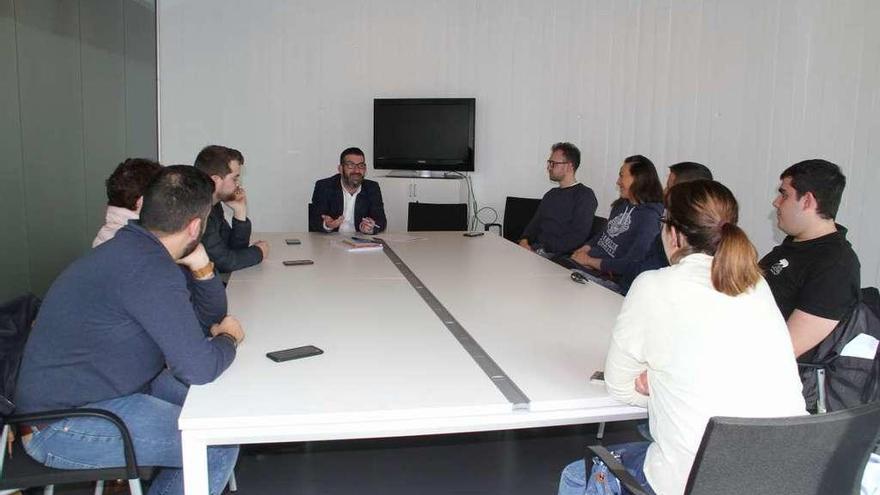 Francisco Vilariño en la reunión en el consistorio con los profesionales participantes.