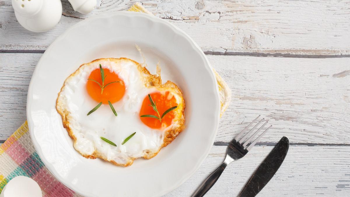 Vinagre en la sartén para hacer unos huevos fritos, el desconocido truco que los chefs no quieren que conozcas