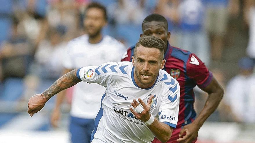 Aarón Ñíguez conduce el balón en un partido frente al Levante.