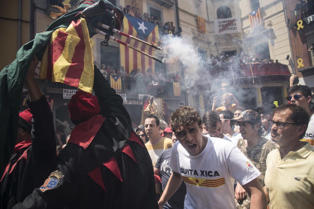 El salt de maces de la Patum de lluïment