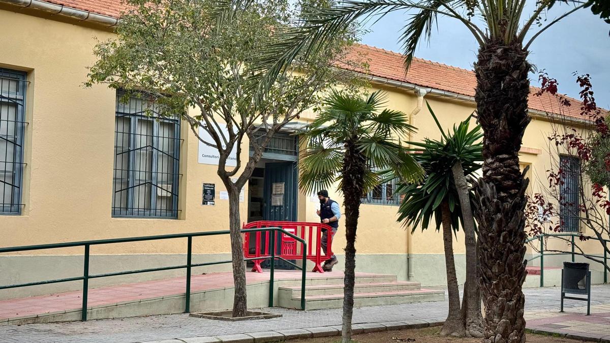 Un operario de las brigadas municipales entra al consultorio médico de Torrellano para reparar los techos