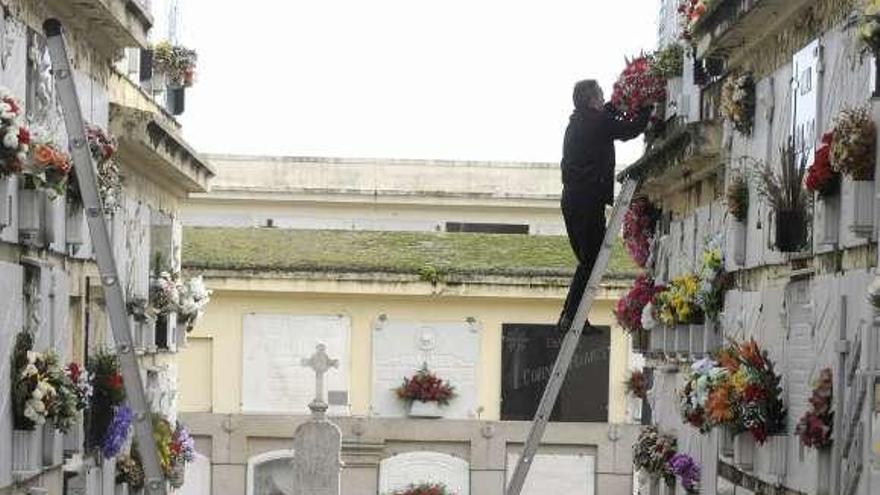 Personas colocando flores en tumbas de San Amaro. / eduardo vicente