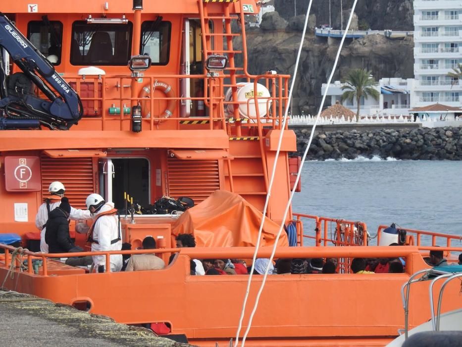 Llegada de 59 inmigrantes al muelle de Arguineguín