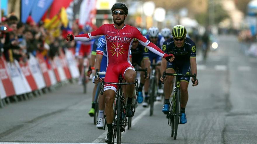 Bouhanni defineix a l&#039;esprint i aixeca els braços a Igualada