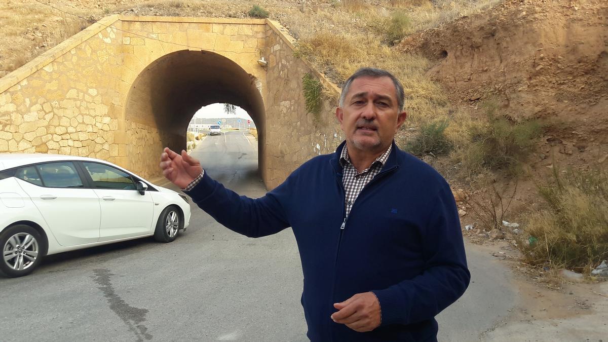 El edil Ángel Meca ante el túnel bajo las vías del tren.