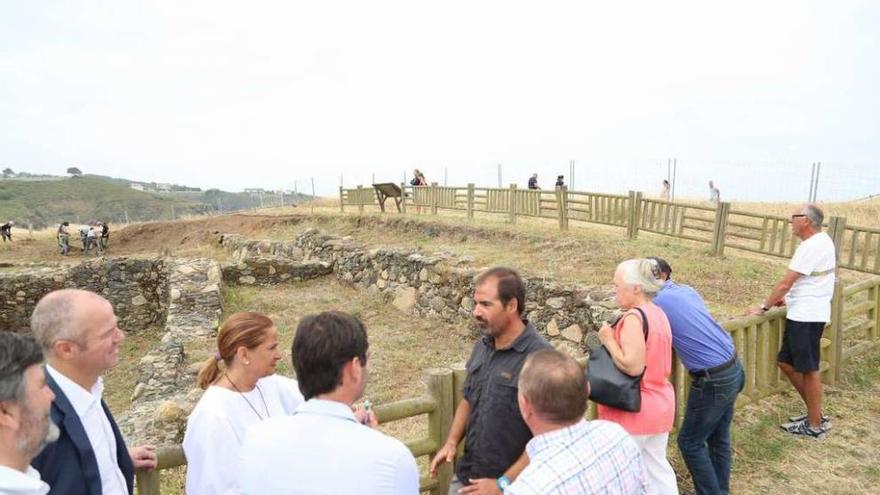 La presidenta de la Diputación, Carmela Silva, visitó ayer la excavación. // Muñiz