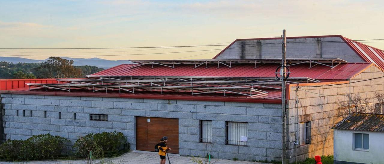 Paneles solares instalados en el tejado de la nave municipal de Testos (A Illa).