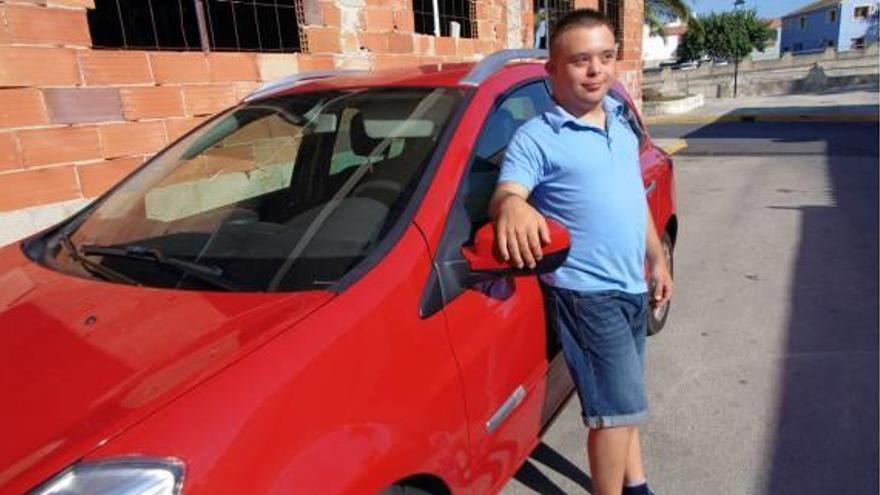 Tráfico niega a un joven de Els Poblets con síndrome de Down matricular un coche a su nombre