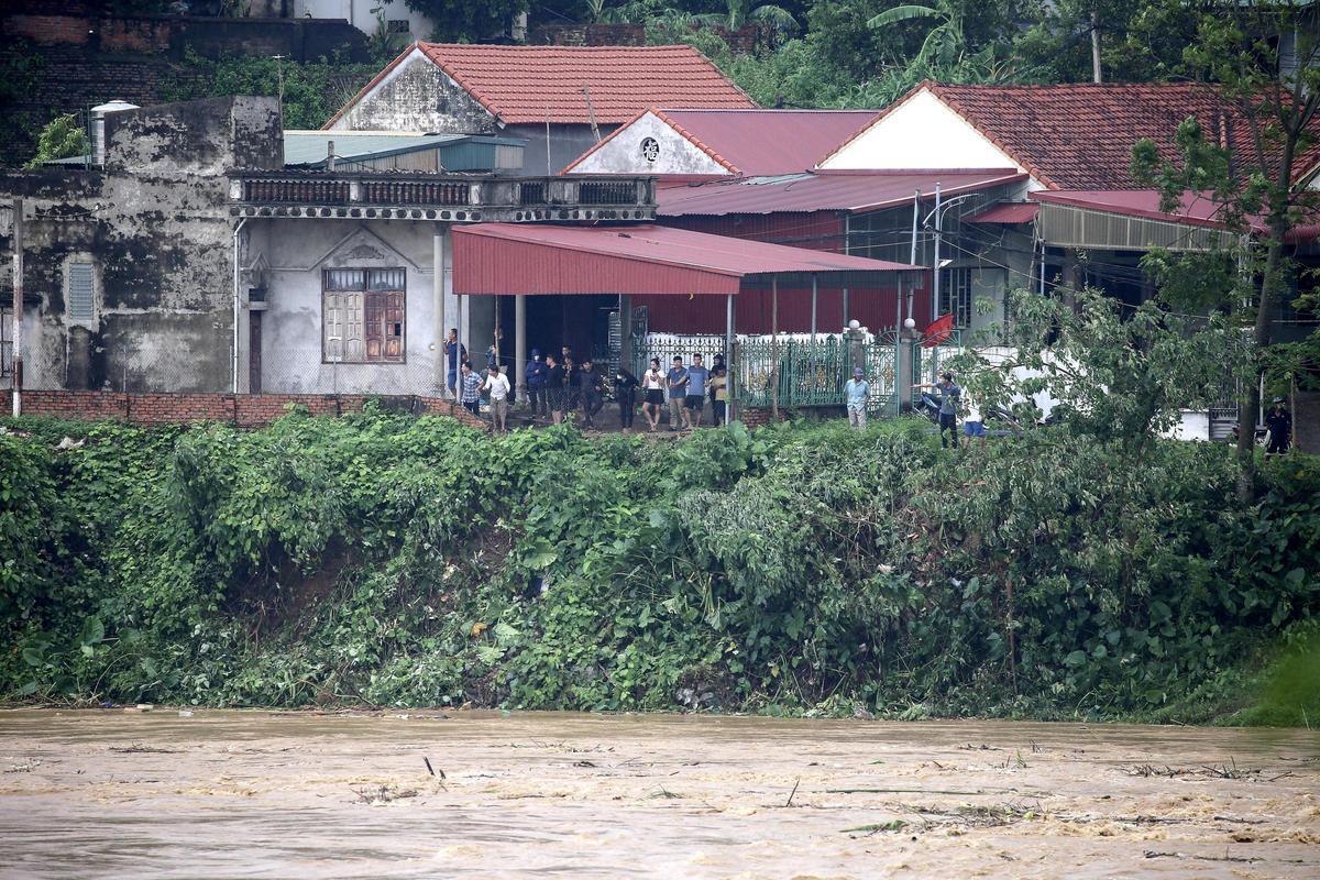 Un puente se desploma en Vietnam y deja al menos 13 desaparecidos