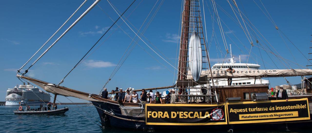 La Plataforma contra los
Megacruceros realizó una
protesta frente al ‘World 
of the Seas’. |  EFE