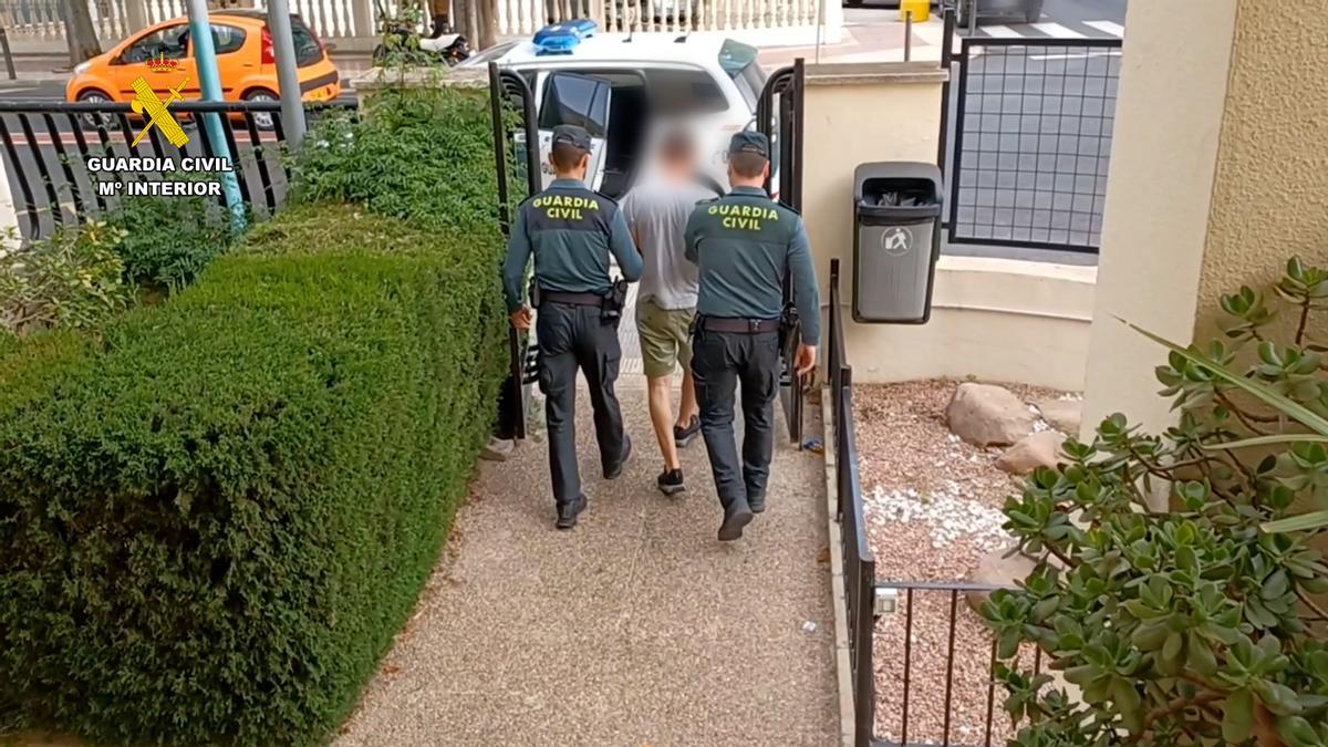 La Guardia Civil traslada al detenido en Calp por robar coches de lujo.