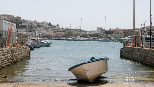 Una patera en el puerto de Eivissa en 2021. | TONI ESCOBAR