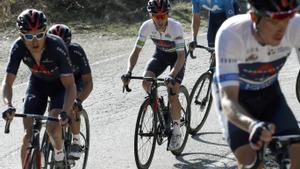 Adam Yates, en el centro, con el jersey verdiblanco de líder de la Volta.