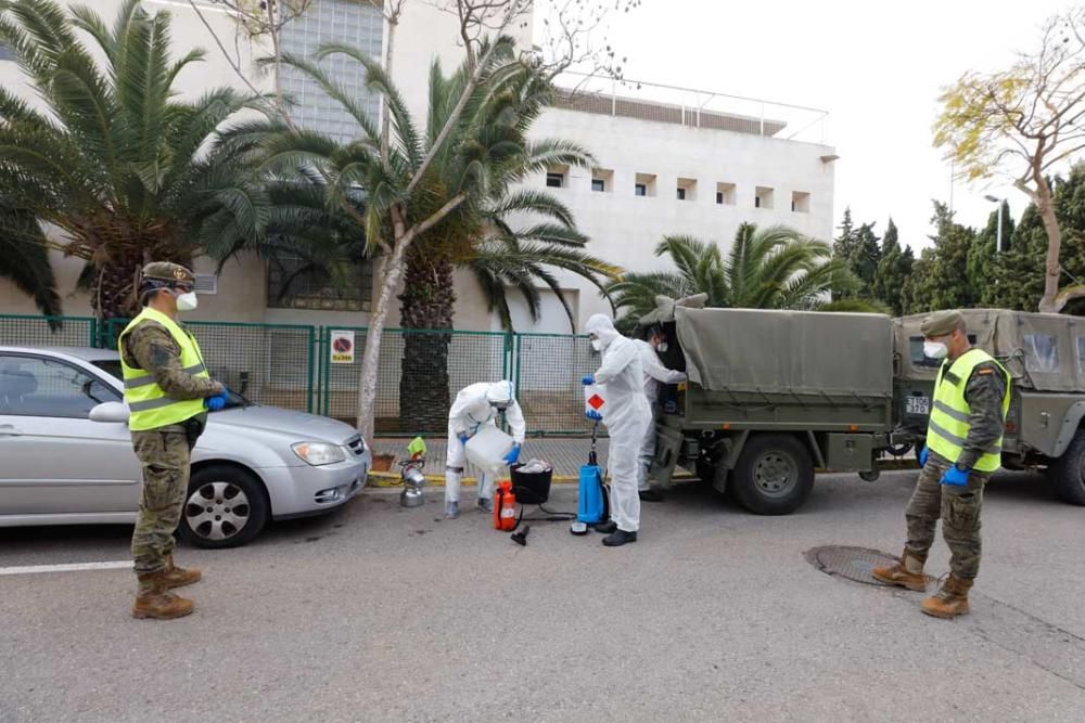 El Ejército desinfecta Hogar Ibiza y los Servicios Sociales en Cas Serres