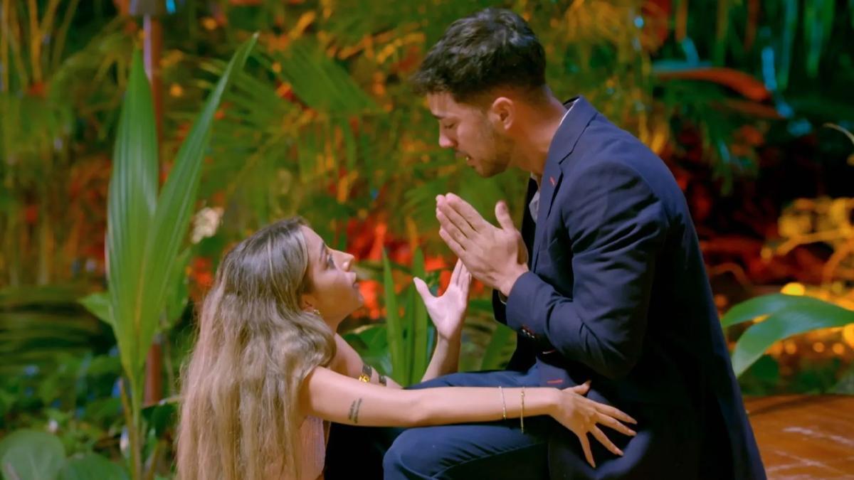 Álex y Ainhoa en 'La isla de las tentaciones'.