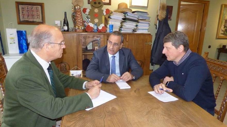 Por la izquierda, José María Pertierra, director general de Infraestructuras, Fernando Lastra y José Ramón Feito, reunidos ayer en Tineo.