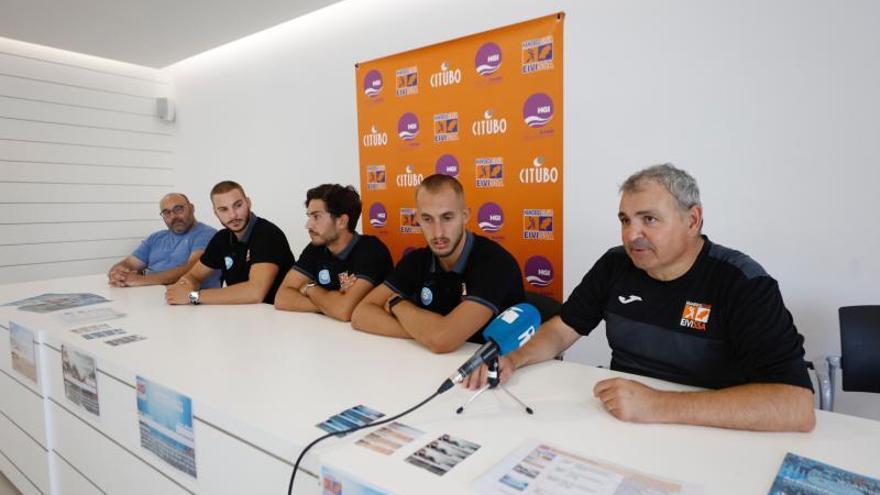 Óscar Prohens, a la derecha, junto a los jugadores y al director deportivo, ayer en el Garbi. | VICENT MARÍ