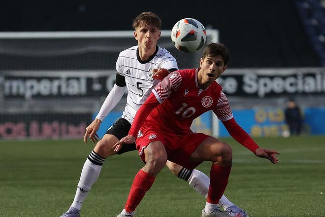 Luka Parkadze (Dinamo Tbilisi) - Mediocentro ofensivo, 17 años