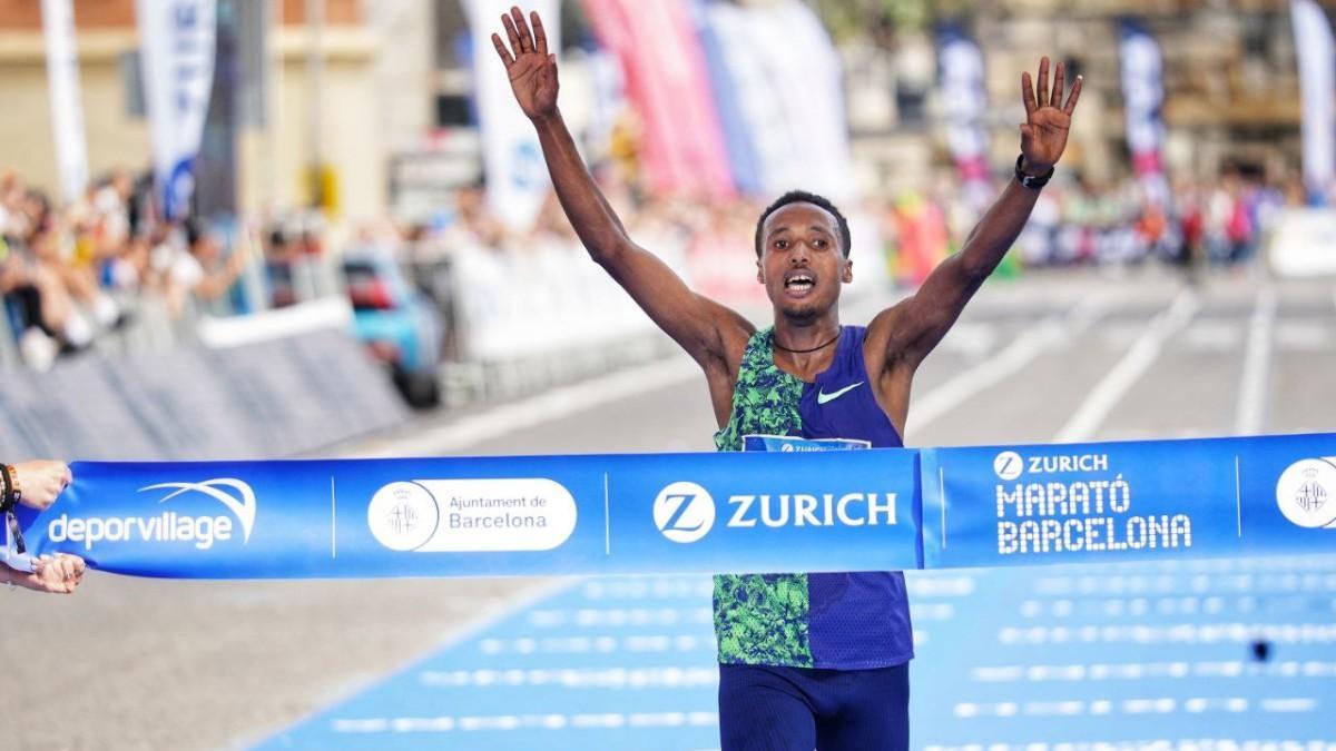 Adane, entrando en la meta de la Zúrich Marató de Barcelona 2022