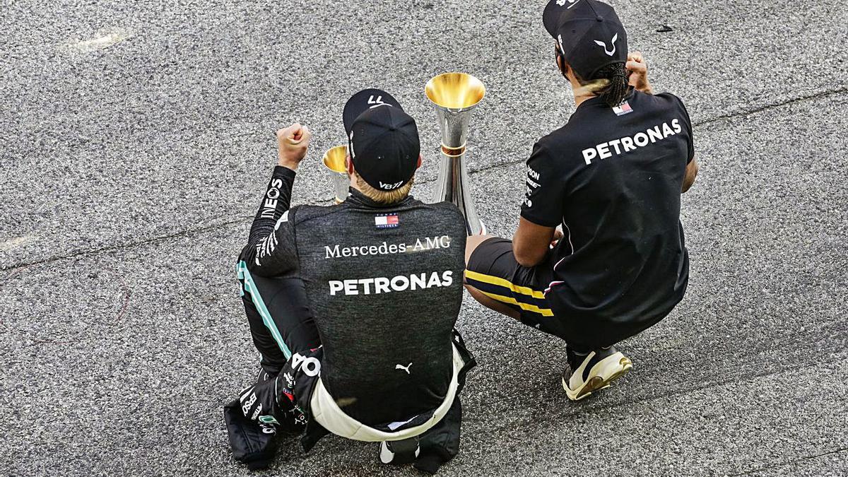 Hamilton, con su trofeo, ayer. | AFP