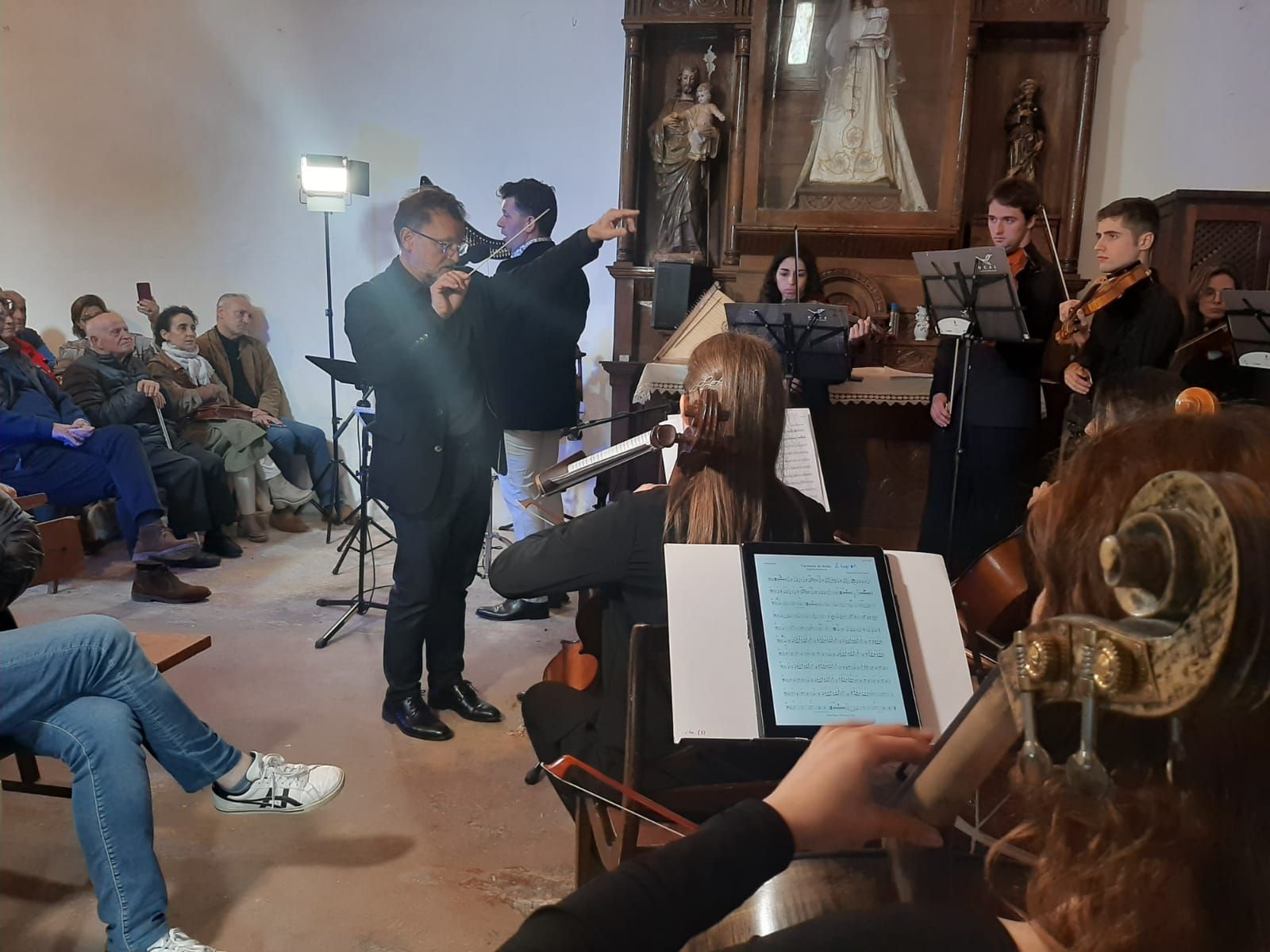 Lleno total en el estreno de la rota medieval de Arlós con la Orquesta de Cámara de Siero y Héctor Braga