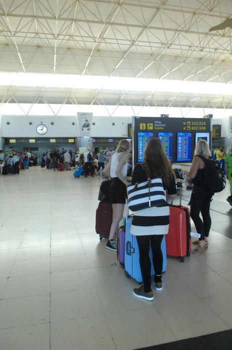 Llegada viajeros al aeropuerto de Gran Canaria