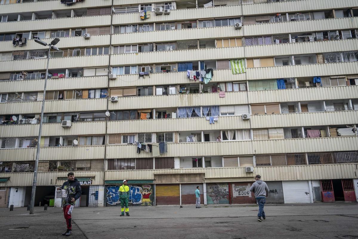 Barcelona 29/10/2025 Barcelona. El presidente de la Generalitat, Salvador Illa, acompañado de la consellera de Drets Socials Mònica Martínez Bravo y de la alcaldesa de Sant Adrià de Besòs Filo Cañete, durante la presentación del nuevo plan de transformación en el barrio de La Mina. AUTOR: MANU MITRU