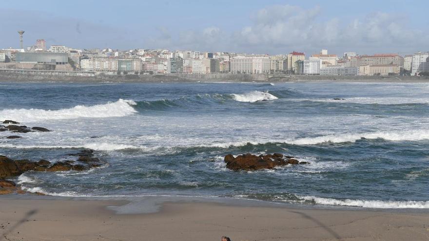 Un frente al norte de Galicia dejará lloviznas y temperaturas altas este domingo en A Coruña