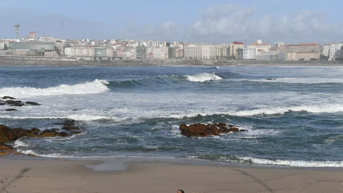 Un frente al norte de Galicia dejará lloviznas y temperaturas altas este domingo en A Coruña