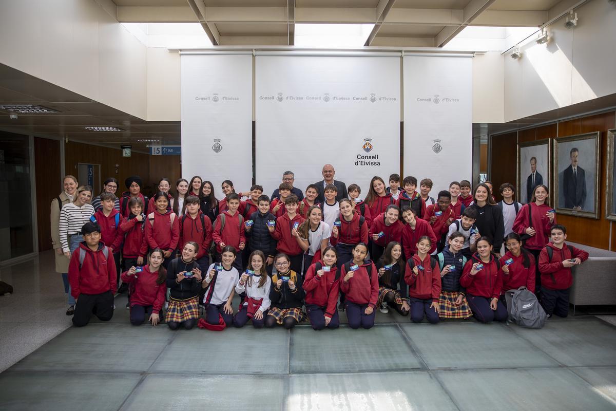 Los escolares, con el presidente del Consell, Vicent Marí
