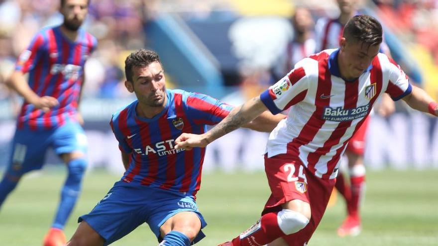 David Barral persigue a central deJosé Giménez durante el partido de ayer.