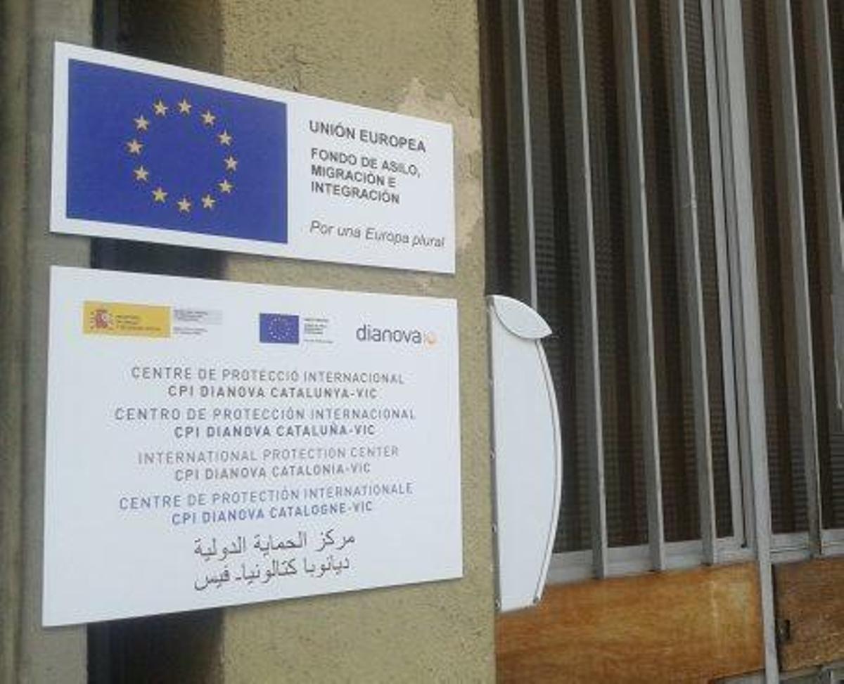 El cartell del Centre de Protecció Internacional a Manresa