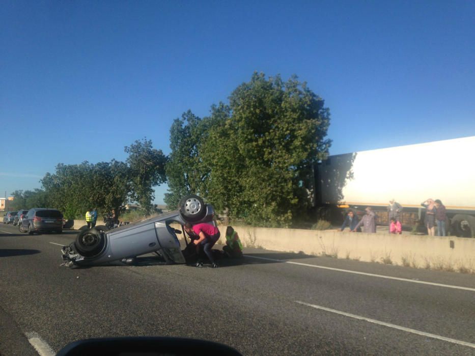 Una conductora herida al volcar en la A-7 en Beneixida