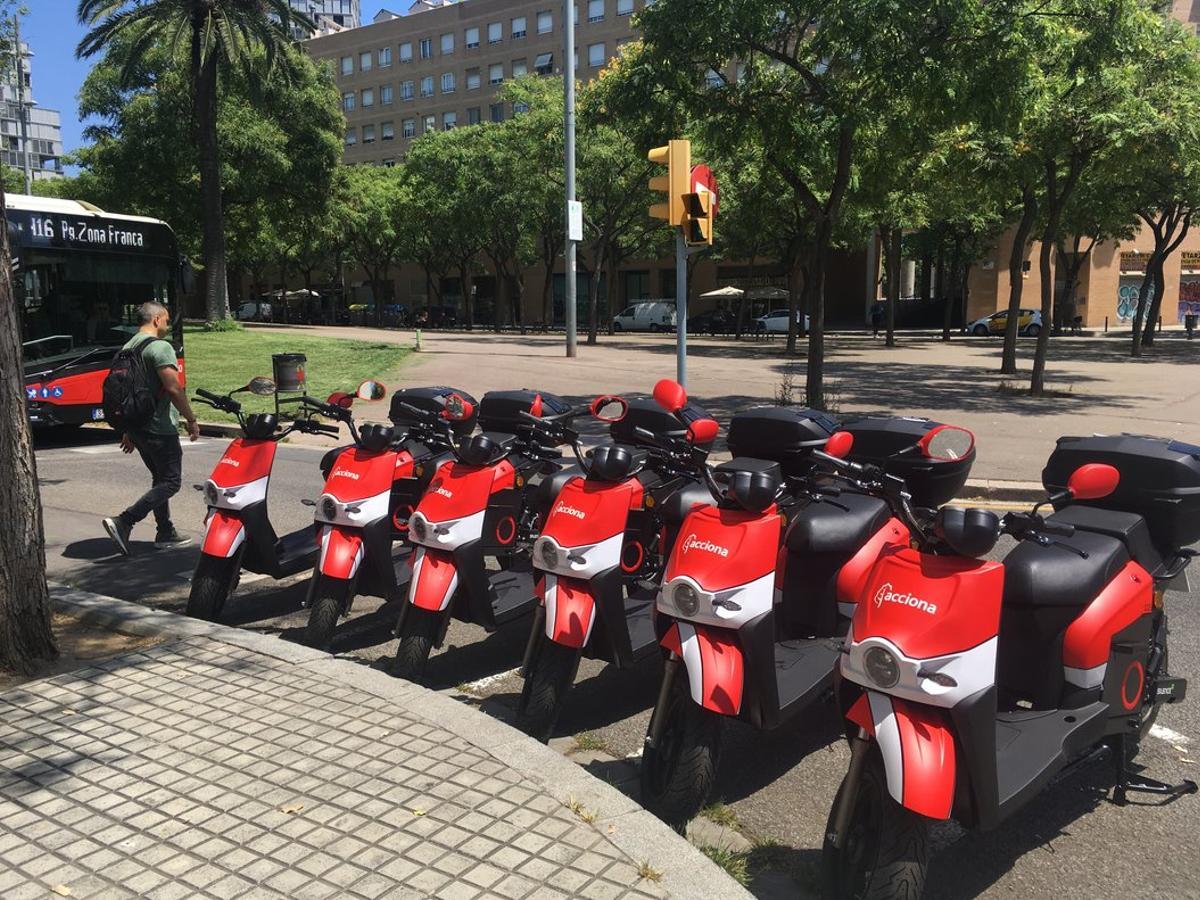 Seis motos eléctricas del servicio de Motosharing de Acciona, aparcadas en el paseo de Taulat de Barcelona.