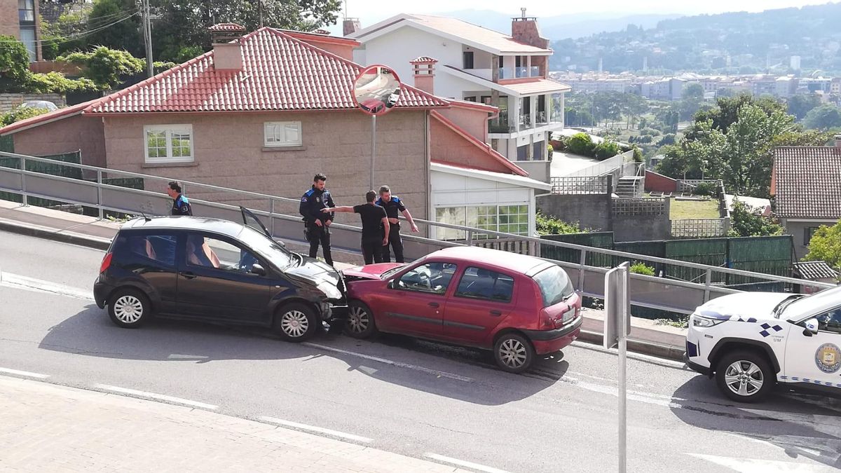 Los dos coches siniestrados en A Caeira.