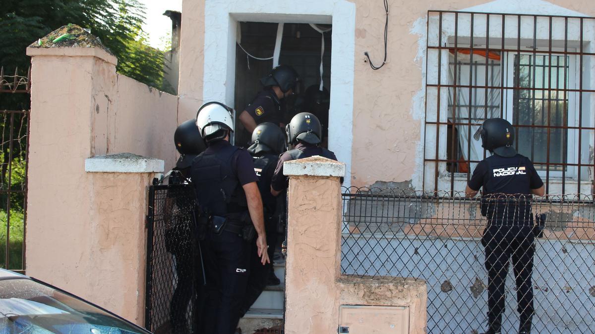 Un amplio despliegue de policías nacionales toma el domicilio de Aljucer.