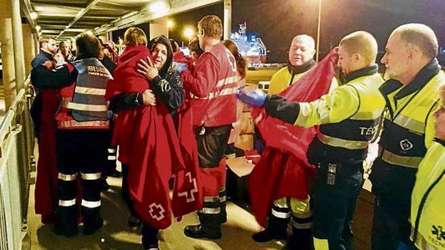 La llegada de un ferry incendiado a Alcúdia, uno de los peores incidentes registrados.